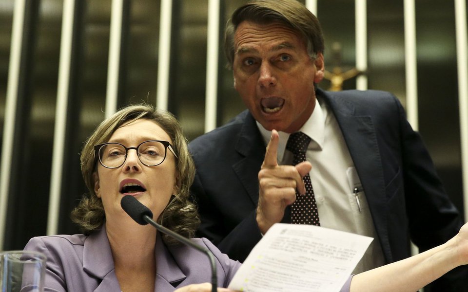 O Superior Tribunal de Justiça (STJ) julga nesta terça (15), a partir das 14hs, o recurso do deputado federal Jair Bolsonaro (PSC-RJ) contra decisão do Tribunal de Justiça do Distrito Federal e dos Territórios, que manteve a condenação por danos morais em favor da deputada federal Maria do Rosário (PT-RS); o julgamento envolve ofensa proferida fora do Parlamento e sem qualquer correlação com o desempenho das atividades legislativas vinculadas ao cargo político do deputado Bolsonaro