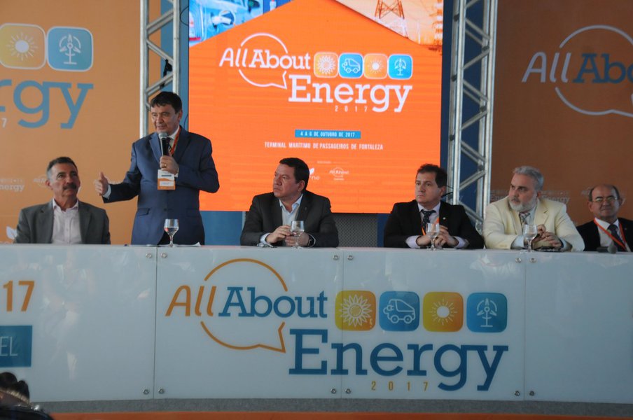 O governador Wellington Dias participou, da abertura da 10ª Edição da Feira Intersetorial e do Congresso Internacional de Energia Renovável e Sustentabilidade (All About Energy), no Terminal Marítimo de Fortaleza (CE); “O encontro é importante para divulgar o potencial do Piauí, na véspera de um leilão que acontecerá em dezembro. O Piauí tem investidores do mundo todo e este é um momento de aproveitamento. Para se ter uma ideia, dos 300 projetos apresentados no leilão que acontecerá em dezembro, 150 são focados no Piauí”, destacou Wellington