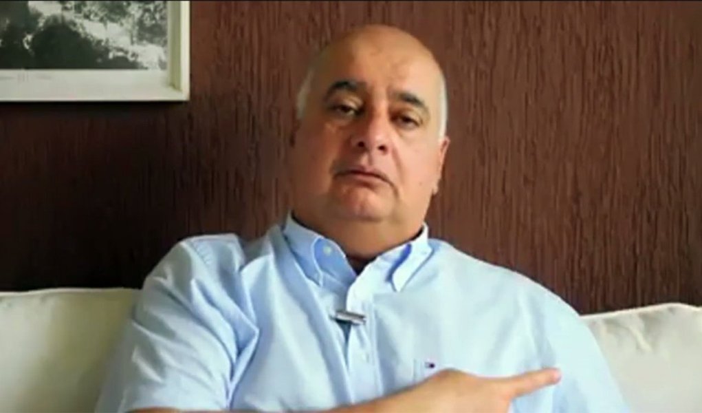 O ex-presidente do Departamento de Transportes Rodoviários do Rio de Janeiro (Detro), Rogério Onofre, que era considerado foragido da justiça pois não havia sido localizado pela polícia após ser alvo de um novo mandado de prisão expedido pelo juiz Marcelo Bretas, da 7ª Vara Criminal do Rio, se entregou no final da manhã deste sábado (26), na sede da Polícia Federal do Rio; ele foi levado para o presídio em Benfica, Zona Norte do Rio, onde chegou ao local por volta das 13h; Onofre foi preso em julho na Operação Ponto Final, acusado pelo Ministério Público Federal (MPF) de receber R$ 44 milhões em propina no esquema de corrupção no setor de transporte do estado