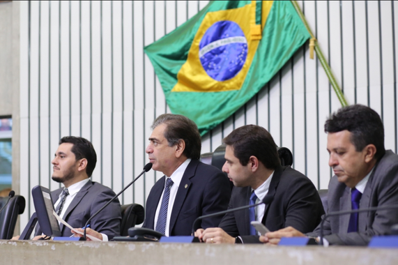 Os deputados Agenor Ribeiro (PSDC) e Nizo Costa (PMB) tomaram posse como suplentes nesta terça (3), na Assembleia Legislativa. Eles assumiram o lugar, respectivamente, dos deputados Julinho (PDT) e Tomaz Holanda (PMDB), que se afastaram em licença por 120 dias