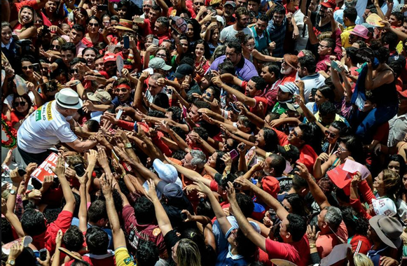 No segundo dia de caravana pelo Ceará, o ex-presidente Lula vai à região do Cariri, onde receberá a medalha Bárbara de Alencar, além do título de doutor honoris causa da Universidade Regional do Cariri (Urca), no município do Crato. Haverá ainda um ato público no Crajubar, encontro das cidades de Juazeiro do Norte, Crato e Barbalha. Acompanhe a visita aqui