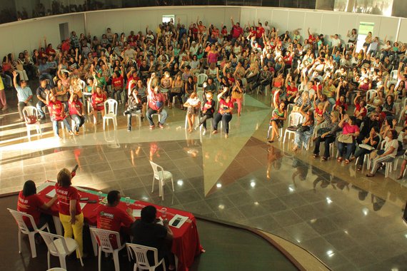 Reivindicando desde janeiro melhores condições de trabalho e aumento de salarial, os servidores da educação de Maceió decidiram pela paralisação das atividades por 24h; Secretaria Municipal de Educação (Semed) diz que a negociação salarial da classe ainda está em curso e a mediação tanto do reajuste salarial quanto da ilegalidade da greve está sob a tutela do Tribunal de Justiça do Estado de Alagoas