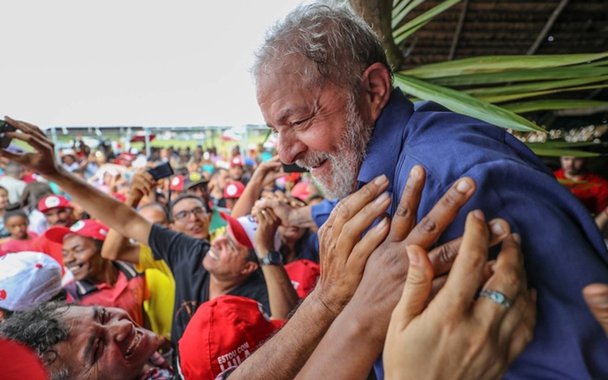 Pesquisa feita pelo Instituto Brasileiro de Pesquisa (Ibrape), entre os dias 6 e 9 deste mês, com 2 mil pessoas, mostra que Lula seria eleito presidente com 54%; Jair Bolsonaro aparece com 10% e Marina Silva tem 7%; levantamento também revela que o governador , Renan Filho seria eleito com 37% e Renan Calheiros se elegeria para o Senado com 35% dos votos, enquanto Benedito de Lira e Teotônio Vilela disputam a segunda vaga; 92% dos entrevistados rejeitam Michel Temer
