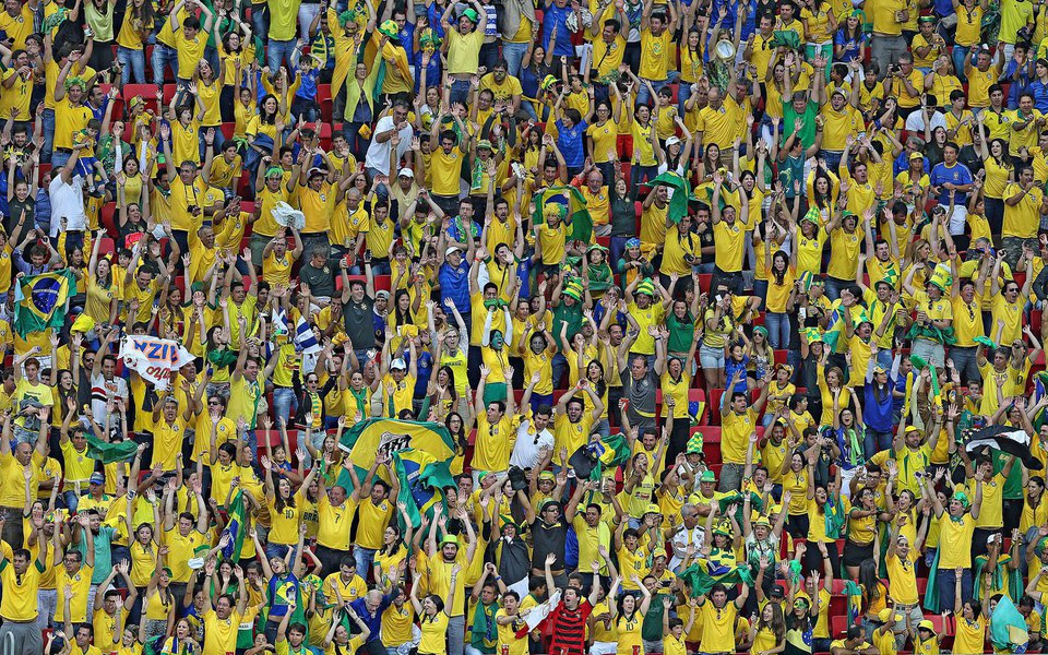 O governador do Rio, Luiz Fernando Pezão, sancionou lei que prevê punições a clubes de futebol por atos de racismo cometidos em estádios por torcedores ou membros; a lei prevê que as penalidades sejam aplicadas caso os clubes não adotem providências para esclarecer os fatos, como ajudar na identificação dos agressores; os clubes poderão receber uma advertência ou multas, que variam de 50 a 50 mil Ufirs, o que equivale a um mínimo de R$ 155 e máximo de R$ 155 mil