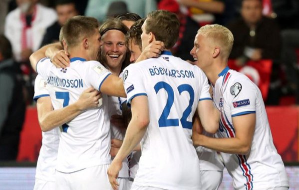 A Islândia, que tem apenas 330 mil habitantes,virou a nação com o menor número de habitantes a se classificar para a Copa do Mundo da Rússia; a equipe do norte da Europa derrotou o Kosovo por 2 a 0, na tarde desta segunda-feira, e assim obteve a vaga sem depender de ninguém; com os resultados desta tarde, a classificação final do Grupo I ficou com a Islândia isolada na liderança, com 22 pontos, seguida pela Croácia, com 20, e pela Ucrânia, com 17