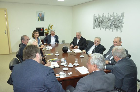 O secretário do Meio Ambiente, Recursos Hídricos, Infraestrutura, Cidades e Assuntos Metropolitanos (Secima), Vilmar Rocha, recebeu a vice-presidente da Câmara de Comércio e Indústria Brasil-China, Uta Schwietzer; o assunto girou em torno do interesse da China em realizar parceria com o Governo de Goiás por meio do Programa Goiás Solar, coordenado pela Secima; de acordo com o titular da pasta, a Câmara Brasil-China quer desenvolver contato entre empresários goianos e chineses com objetivo de implantar em Goiás empresas para fabricação de equipamentos e insumos de energia solar fotovoltaica