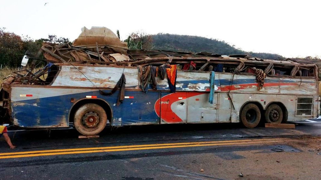 Ônibus com mais de 40 pessoas seguida de Alagoas para São Paulo e tombou sozinho em uma curva íngreme nesta madrugada, próximo a Serra do Salitre, em Minas Gerais; há dezenas de pessoas feriadas, encaminhadas aos hospitais da região