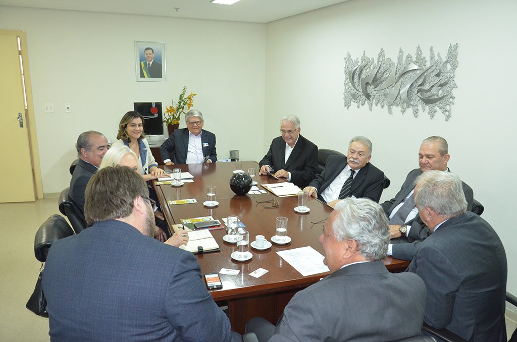 O secretário do Meio Ambiente, Recursos Hídricos, Infraestrutura, Cidades e Assuntos Metropolitanos (Secima), Vilmar Rocha, recebeu a vice-presidente da Câmara de Comércio e Indústria Brasil-China, Uta Schwietzer; o assunto girou em torno do interesse da China em realizar parceria com o Governo de Goiás por meio do Programa Goiás Solar, coordenado pela Secima; de acordo com o titular da pasta, a Câmara Brasil-China quer desenvolver contato entre empresários goianos e chineses com objetivo de implantar em Goiás empresas para fabricação de equipamentos e insumos de energia solar fotovoltaica