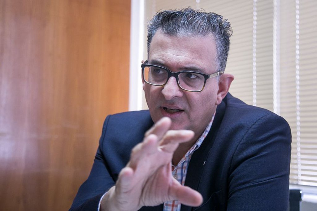 Ex-prefeito de Canoas Jairo Jorge da Silva é o nome do PDT para concorrer à sucessão do governador José Ivo Sartori (PMDB); o pedetista afirma que, se eleito, começará pelo diálogo com o servidores públicos, o que ele considera não existir no governo atual; para Jairo Jorge, a atual gestão promove uma “guerra santa” contra os servidores no sentido de justamente “quebrar” a parcela da sociedade que faz mais oposição ao governo; “Essa jihad que ele está fazendo não vai levar a nenhum lugar. Não existe educação sem professor e professora e não existe segurança sem brigadiano, sem policial civil, sem agente penitenciário”, diz. “Hoje se criou essa guerra santa, esse processo como se o servidor fosse responsável pela crise, não é. Essa crise nasce lá na década de 1960”