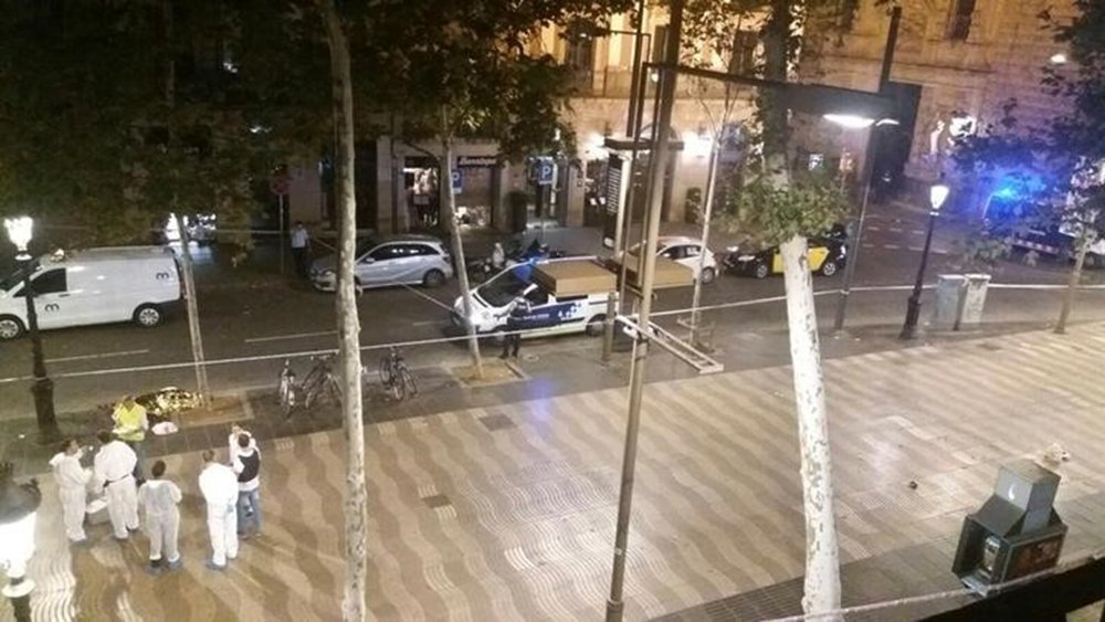 Funcionários forenses trabalham em local de ataque com van em Barcelona 17/8/2017 REUTERS/Giselle Loots