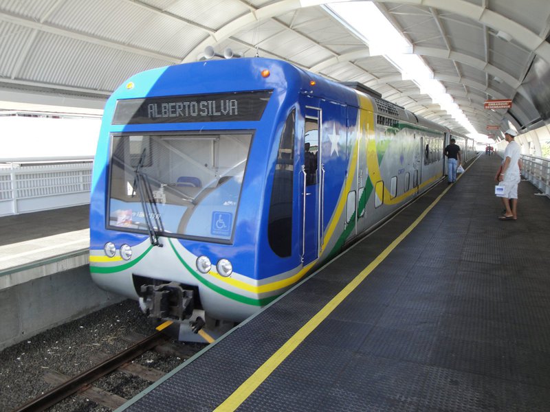 O governo do Piauí está investindo cerca de R$ 650 milhões em obras em Teresina, sendo a maior delas, por conta das intervenções, a do Metrô de Teresina, que terá investimentos da ordem de R$ 448 milhões, dos quais, R$ 228 já estão assegurados; também há investimentos no Rodoanel, de cerca de R$ 131 milhões, cujas obras já ultrapassaram os 97% de execução; outra situação é o projeto de pavimentação de ruas e bairros da capital que segue a todo vapor, entre outras ações
