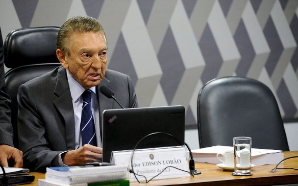 Em delação premiada, os operadores de propinas Jorge Luz e Bruno Luz, pai e filho, afirmaram que foram feitos pagamentos a um representante do senador Edison Lobão (PMDB-MA) no âmbito de contrato entre a Petrobrás e a empresa americana Sargeant Marine; os delatores entregaram uma planilha em que a soma dos valores que envolveram o ministro e seu representante na estatal chega aos US$ 450 mil. Segundo eles, os repasses eram feitos a Murilo Barbosa Sobrinho, ligado ao peemedebista; os depoimentos foram prestados à Polícia Federal no âmbito da Operação Abate, 44.ª fase da Lava Jato