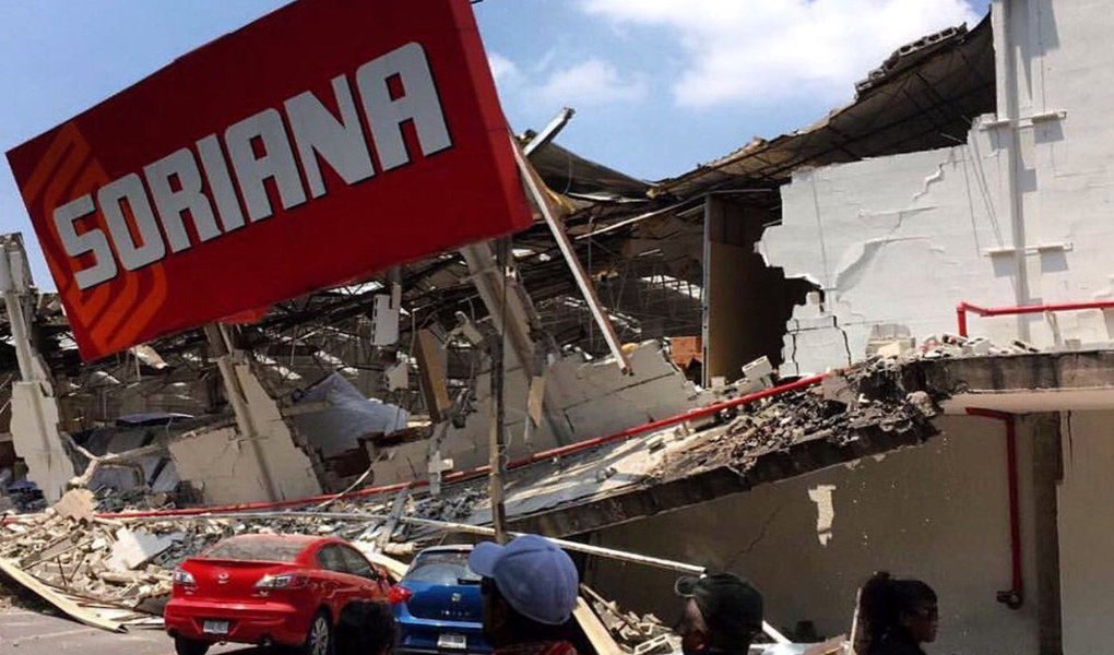 Um forte terremoto de magnitude 7,1 atingiu o México nesta terça-feira, sacudindo edifícios na capital, Cidade do México, e provocando a saída de pessoas de edifícios e casas para as ruas; tremor ocorreu apenas algumas horas depois de muitos participarem de treinamentos sobre terremotos em todo o país no aniversário do sismo devastador que matou milhares na Cidade do México em 1985