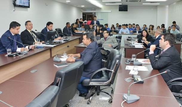 Deputados estaduais aprovaram dois pedidos de empréstimo do governo do Tocantins que somam R$ 583 milhões junto à Caixa Econômica Federal. Um projeto no valor de R$ 453 milhões para obras em todo o Estado e outro, de R$ 130 milhões, para a construção da ponte sobre o rio Tocantins, em Porto Nacional/; um dos pontos mais polêmicos em relação ao empréstimo de R$ 453 milhões foi a retirada de parte do dinheiro da ordem de R$ 86 milhões para a duplicação de um trecho da TO-222, entre a região central de Araguaína e o setor Novo Horizonte, que mede 13 quilômetros