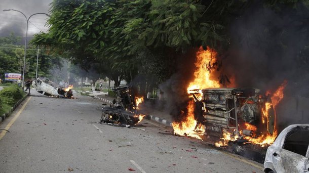 Um juiz da Índia sentenciou a 20 anos de prisão um guru cujos seguidores realizaram uma onda de ataques fatais depois que ele foi condenado por estupro na semana passada, mas um toque de recolher e uma forte presença policial com ordem de atirar para matar mantiveram os manifestantes à distância; Gurmeet Ram Rahim Singh foi condenado a cumprir duas penas consecutivas de 10 anos de prisão; ao menos 38 pessoas foram mortas e mais de 200 ficaram feridas, provocando críticas de que o o governo se mostrou incapaz ou indisposto a agir contra os seguidores de Singh