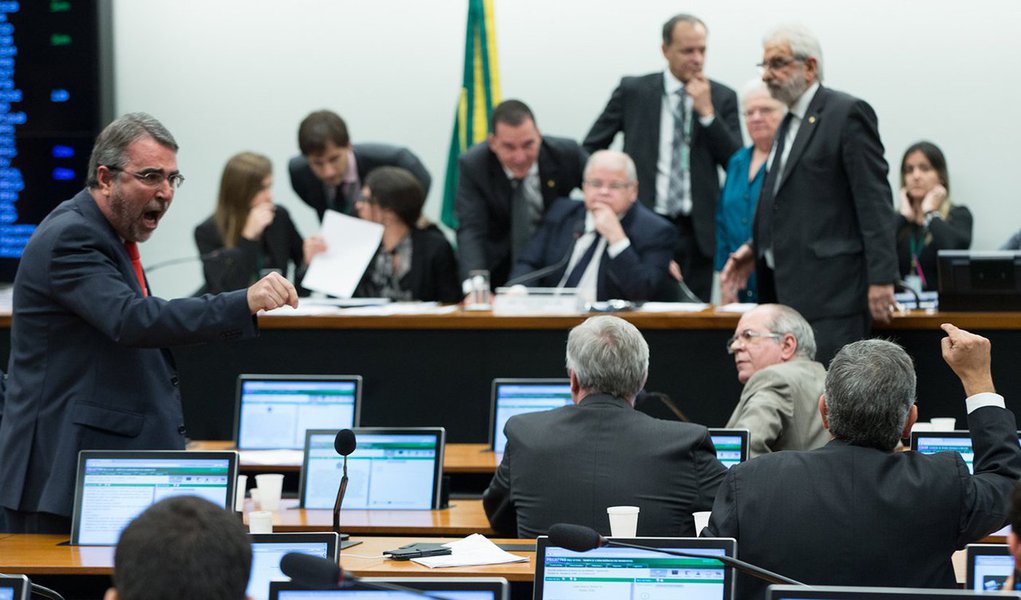 A votação dos destaques ao texto da reforma política gerou confusão e tumulto nesta quinta-feira, 10, no plenário da comissão que debate o assunto na Câmara; o presidente da comissão, deputado Lúcio Vieira Lima (PMDB-BA), foi acusado de quebrar acordo, pelo qual a votação de temas mais importantes seria nominal, e pôs o assunto em votação simbólica; no modelo aprovado, o eleitor vota duas vezes – em um candidato do distrito e no partido. Metade das cadeiras vai para os mais votados do distrito e a outra será preenchida pelos partidos na forma de lista preordenada, a partir das eleições de 2022