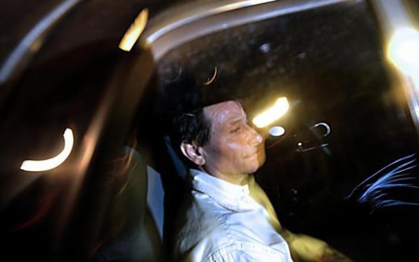 Ministro das Relações Exteriores da Itália, Angelino Alfano, afirmou que seu país está trabalhando com o governo brasileiro para conseguir a extradição de Cesare Battisti, detido pela PF perto da fronteira com a Bolívia; Alfano disse que se reuniu com o embaixador italiano no Brasil, Antonio Bernardini, para estudar o que fazer para conseguir a extradição de Battisti, que vive refugiado no país e teve sua extradição negada pelo governo brasileiro anteriormente