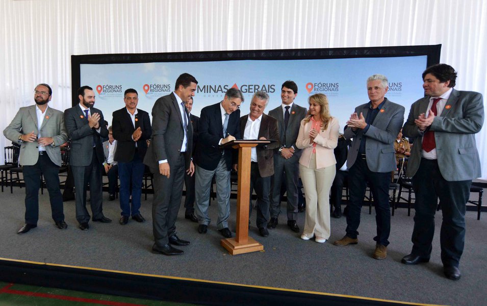 Governador Fernando Pimentel participou, em Passos, Território Sudoeste, da reunião da nova fase do Fórum Regional de Governo – Por todo o Estado, e anunciou ações nas áreas de educação, segurança pública, infraestrutura, saúde e habitação a partir das demandas apresentadas nas fases anteriores dos fóruns; após cumprir o compromisso feito ainda em 2015, de implementar o curso de medicina na Universidade Estadual de Minas Gerais (Uemg) em Passos, o governador determinou, a liberação de R$ 1,9 milhão para a melhoria da infraestrutura da unidade da universidade no município