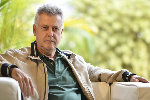 Em meio à maior crise econômica nacional, o governo do Distrito Federal disse que obteve conquistas que melhoraram a vida da população; o chefe do Executivo enfrentou desgastes; ao adiar o pagamento da terceira parcela do reajuste das 32 categorias do funcionalismo – concedido na gestão passada sem previsão orçamentária —, manteve o salário dos servidores públicos em dia, segundo o governo; também eliminou 4 mil cargos comissionados, reduziu a quantidade de secretarias de 38 para 20, substituiu a frota oficial por veículos mais simples e econômicos e conseguiu quitar mais de R$ 2 bilhões em dívidas com empresas e fornecedores