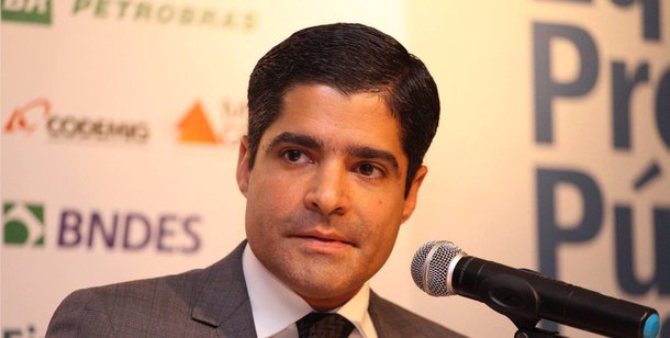 O prefeito ACM Neto afirmou nesta quinta-feira, no Rio de Janeiro, onde foi convidado de honra da sessão especial do Fórum Nacional, na sede do Banco Nacional de Desenvolvimento Econômico e Social, que Salvador possui R$ 1,5 bilhão em caixa "porque, desde 2013, organizou as finanças e combateu desperdícios, além de ter apostado no planejamento estratégico e aplicação correta dos recursos públicos"; "Somos uma cidade pobre. Foi preciso eliminar desperdícios e gastar mais com o cidadão e menos com a máquina administrativa. O planejamento de médio prazo, com controle estreito dos gastos e disciplina fiscal, foi a solução encontrada", segundo o democrata