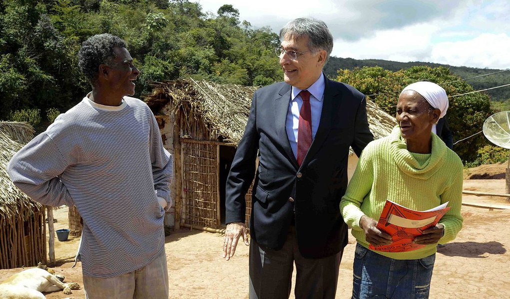 Segundo levantamento realizado pelo Instituto Paraná Pesquisas, o governador Fernando Pimentel (PT) é favorito ao governo do estado de Minas Gerais; no primeiro cenário, Pimentel tem 24,4%, seguido por 18,8% de Alexandre Kalil, atual prefeito de Belo Horizonte, e por Aécio Neves, com 13,1%; já no segundo cenário, o atual governador tem vantagem ainda maior - 31,1% dos votos, contra 11,6% do ex-prefeito da capital Márcio Lacerda