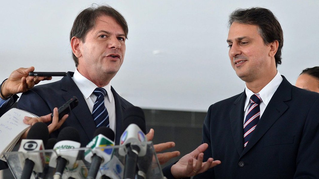 A convenção estadual do PDT, que será realizada no próximo dia 12, em Fortaleza, deverá confirmar o apoio do partido à reeleição de Camilo Santana (PT) ao Governo do Estado e ao nome do ex-governador Cid Gomes na disputa por uma vaga no Senado. Na ocasião, o deputado federal André Figueiredo e o prefeito de Fortaleza, Roberto Cláudio (PDT), deverão ser reconduzidos aos cargos de presidentes estadual e municipal da sigla, respectivamente