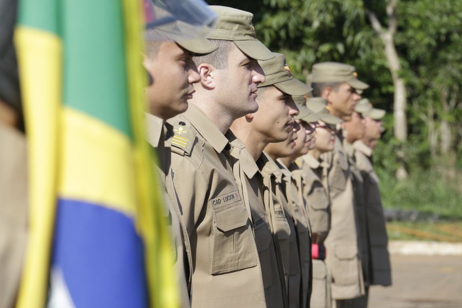 O governador Marconi Perillo assinou o decreto de nomeação dos aprovados no último concurso do Corpo de Bombeiros Militar do Estado de Goiás (CBMGO); o decreto de nomeação foi assinado e serão convocados 250 novos soldados e 20 cadetes; em breve será divulgado o cronograma completo para a inclusão e a matrícula nos cursos de formação