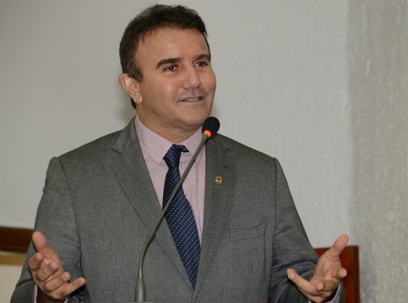 O deputado estadual Eduardo Siqueira Campos (DEM) apresentou na Assembleia Legislativa quatro requerimentos que visam o encaminhamento de votos de aplausos a várias autoridades, dentre elas o governador do Tocantins, Marcelo Miranda (PMDB) e o prefeito de Palmas, Carlos Amastha (PSB)