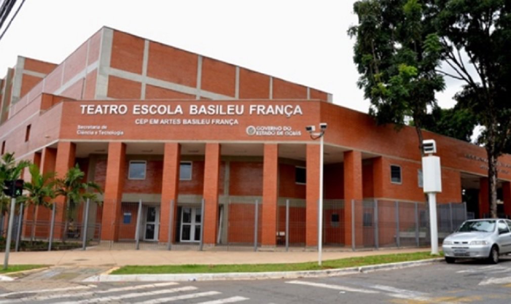 Com o funcionamento comprometido desde sexta-feira (22), o Instituto Tecnológico de Goiás em Artes Basileu França deve retomar as atividades normalmente até segunda-feira (2/10); em entrevista exclusiva ao jornal A Redação, o secretário de Desenvolvimento, Francisco Pontes, informou que a pasta já está elaborando contratos emergenciais de professores; paralisação foi consequência de liminar da Justiça, que atendeu a ação do Ministério Público de Goiás (MP-GO) e suspendeu o contrato firmado em abril entre o Governo de Goiás e a Organização Social Centro de Gestão em Educação Continuada (Cegecon)