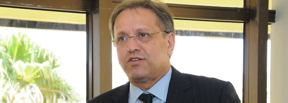 O procurador-geral da Assembleia Legislativa, Divino José Ribeiro, entregou ao presidente da Casa, Mauro Carlesse (PHS), parecer favorável à admissibilidade do pedido de impeachment contra o governador Marcelo Miranda (PMDB), proposto pelo presidente do Sindicato dos Servidores Públicos do Estado, Cleiton Pinheiro; Marcelo é acusado de vários crimes de responsabilidade, entre eles o descumprimento da Lei de Responsabilidade Fiscal por meio da contratação indiscriminada de servidores comissionados e contratos temporários