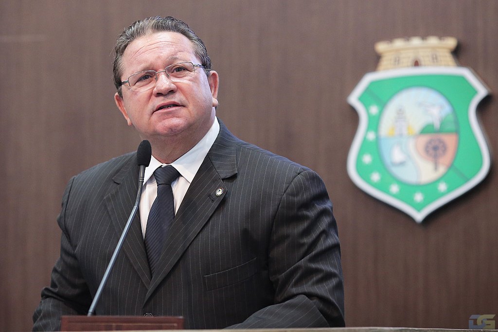De acordo com o deputado Roberto Mesquita (PSD), os prefeitos têm retirado os recursos oriundos da contribuição dos servidores municipais para outros fins, sem realizar a devida reposição. O parlamentar cobrou que o Ministério Público estadual realize a devida fiscalização. "É do futuro de nossos trabalhadores que estamos falando e com a dificuldade que os municípios possuem em arrecadar, lá na frente, os trabalhadores não terão como reaver as contribuições", disse