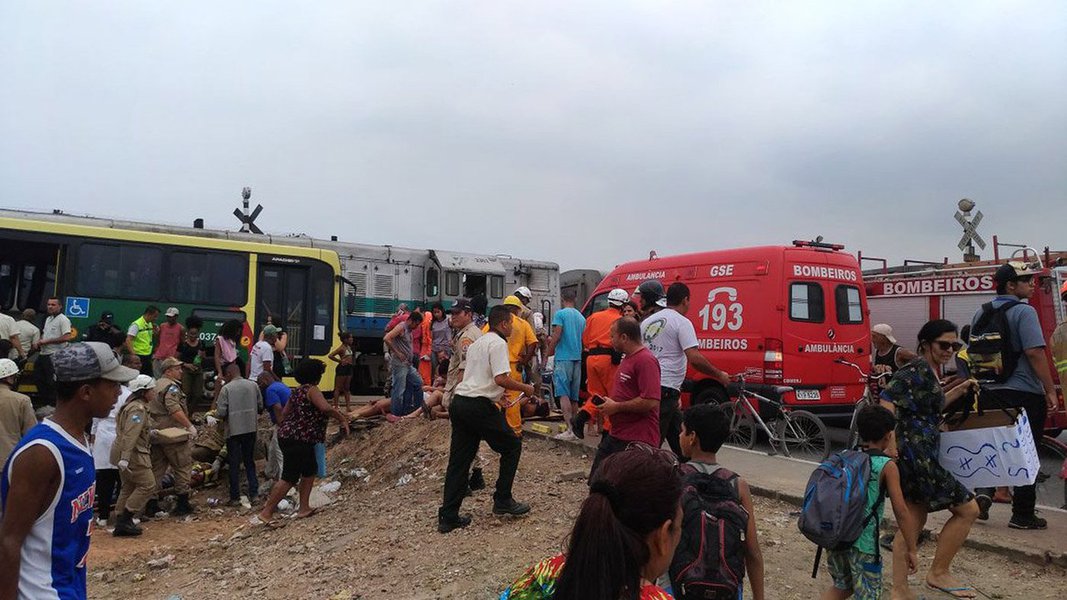 Trem da SuperVia chocou-se com um ônibus perto da Estação de Saracuruna, em Duque de Caxias, na Baixada Fluminense; de acordo a concessionária de trens, o ônibus não respeitou a sinalização visual e sonora da passagem de nível; dezessete vítimas receberam os primeiros atendimentos no local e foram encaminhadas para unidades hospitalares de referência, com apoio de um helicóptero