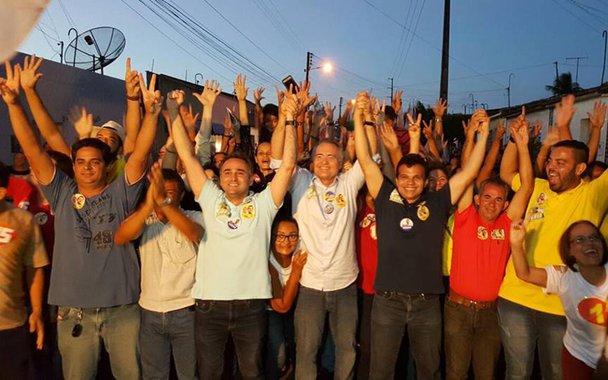 De acordo com levantamento realizado pelo Instituto de Pesquisas Ibrape  em todos os bairros e povoados de Arapiraca – o segundo maior colégio eleitoral de Alagoas, o senador Renan Calheiros (PMDB-AL) lidera a disputa; em um cenário com cinco candidatos, ele aparece com 35%; pesquisa foi realizada entre os dias 23 e 24 setembro, foram ouvidos 800 eleitores de 16 anos ou mais; intervalo de confiança é de 95% e a margem de erro é de 3 pontos percentuais, para mais ou para menos