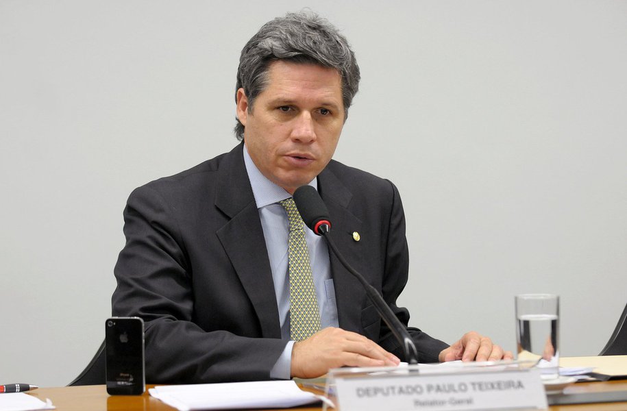 "A fala do Mourão não pode ficar assim", afirmou o deputado federal Paulo Teixeira (PT-SP), em recado ao comandante do Exército, general Villas Boas, após ele acertar junto com o ministro da Defesa, Raul Jungmann, que não haverá punição ao general da ativa Antonio Hamilton Martins Mourão, que defendeu a possibilidade de intervenção militar, diante da crise política que toma conta do País; "Digo ao General Vilas Boas que diante do golpe o caminho é 'Fora Temer' e 'Diretas Já'", disse Teixeira
 