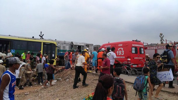 Trem da SuperVia chocou-se com um ônibus perto da Estação de Saracuruna, em Duque de Caxias, na Baixada Fluminense; de acordo a concessionária de trens, o ônibus não respeitou a sinalização visual e sonora da passagem de nível; dezessete vítimas receberam os primeiros atendimentos no local e foram encaminhadas para unidades hospitalares de referência, com apoio de um helicóptero