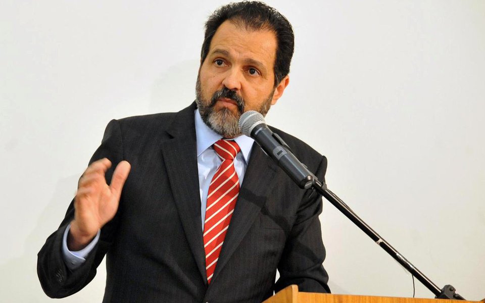 Não se pode condenar um agente público por improbidade administrativa sem que esteja comprovado de maneira suficiente o dolo, ou seja, a intenção dele em lesar o patrimônio; esse foi o entendimento dos magistrados do Tribunal de Justiça do Distrito Federal ao absolver o ex-governador Agnelo Queiroz, condenado em primeiro grau por deixar de dar posse a aprovados em concurso público para o Procon-DF, a fim de favorecer servidores comissionados indicados por políticos