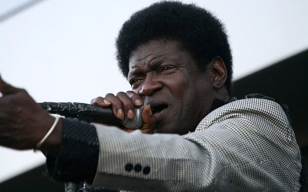 O músico norte-americano Charles Bradley, expoente do soul, morreu neste sábado (23), aos 68 anos; no início do mês, o cantor havia cancelado sua turnê, incluindo apresentação no Rock in Rio, após descobrir que um câncer havia se espalhado e atingido o fígado; o músico lançou todos os seus discos após os 60 anos; no trabalho mais recente, de 2016, refletia sobre o turbilhão político nos EUA e os riscos trazidos pelo extremismo
