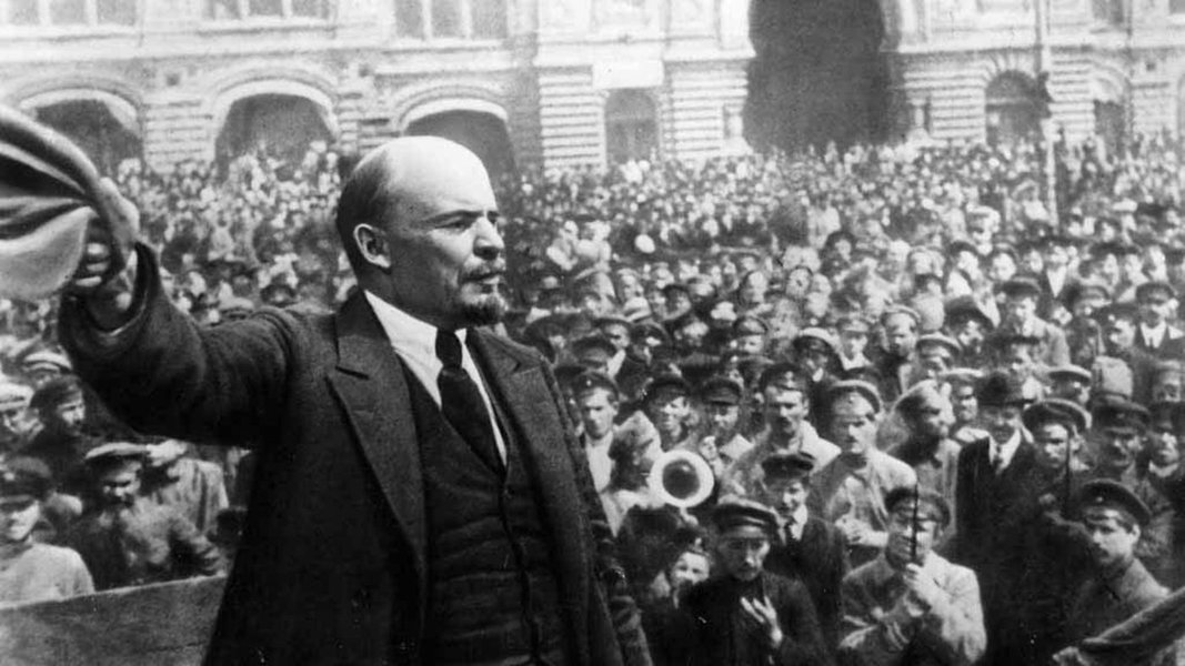 Já se passaram cem anos, e o mundo mudou muito nesse tempo. Do ponto de vista tecnológico parece uma eternidade! Mas será que mudou tanto assim naqueles aspectos contra os quais se fez a Revolução Russa, em Outubro de 1917?