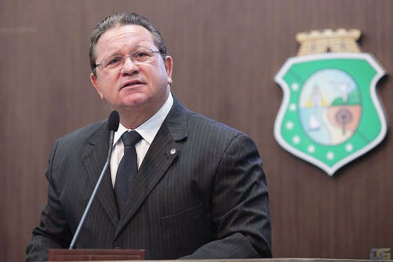De acordo com o deputado Roberto Mesquita (PSD), os prefeitos têm retirado os recursos oriundos da contribuição dos servidores municipais para outros fins, sem realizar a devida reposição. O parlamentar cobrou que o Ministério Público estadual realize a devida fiscalização. "É do futuro de nossos trabalhadores que estamos falando e com a dificuldade que os municípios possuem em arrecadar, lá na frente, os trabalhadores não terão como reaver as contribuições", disse