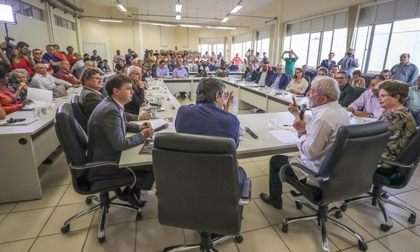 Reitores de universidades e diretores de institutos federais de Minas Gerais pediram compromisso do ex-presidente Lula com a revogação da lei, promulgada em dezembro do ano passado; manifesto ocorreu em uma reunião neste domingo (29), em Diamantina (MG); o reitor da Universidade Federal de Juiz de Fora (UFJF), Marcus David, afirmou que a legislação que contingencia investimentos públicos foi um grande equívoco; "Claramente trata-se de uma estratégia para mudar o estado brasileiro", disse; "A emenda 95 é um modo simplista da direita de achar que resolve o problema fiscal com um artigo"