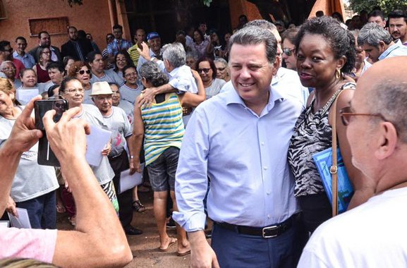 O governador Marconi Perillo, o vice-governador José Eliton e a prefeita de Cachoeira Dourada, Natália Prates, assinaram convênio de R$ 1 milhão dentro do programa Goiás na Frente; o recurso, segundo a prefeita, será  utilizado para recuperação asfáltica; o governador falou de algumas obras estruturantes que estão sendo feitas na região dentro do programa Goiás na Frente e destacou a reconstrução da rodovia até Inaciolândia; o trecho entre Inaciolândia e Gouvelândia já está pronto; outro investimento é a pavimentação dos 31 km da GO-309, ligação entre Cachoeira Dourada e Itumbiara; as obras já foram iniciadas, segundo calendário da Agetop; “Estamos construindo uma nova rodovia ao custo de R$ 50 milhões. Todo o dinheiro já está viabilizado”, garantiu
 