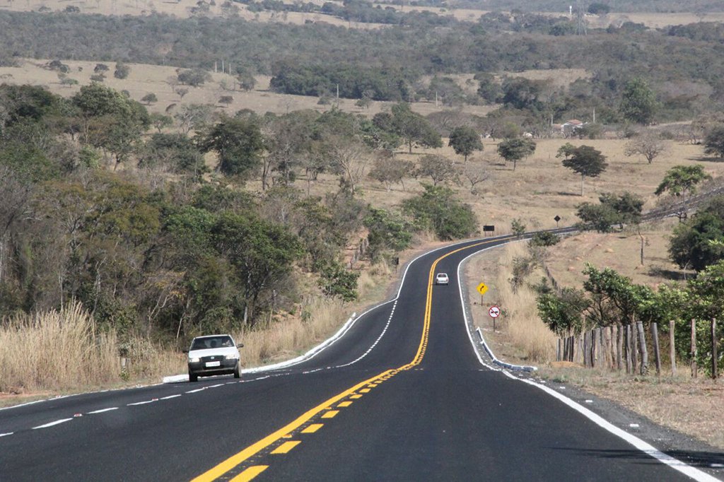 Nas primeiras inaugurações das obras estruturantes com recursos do programa Goiás na Frente, o governador Marconi Perillo e o vice-governador José Eliton entregaram a pavimentação da GO-520, trecho que liga Luziânia a Novo Gama, no Entorno do Distrito Federal; a rodovia, construída integralmente com recursos do tesouro estadual, tem extensão total de 19,4 km e custou aos cofres do Estado 19 milhões, de acordo com o governo; “É mais uma importante via para interligar municípios do Entorno do Distrito Federal, impactando positivamente na oferta de novas vias de deslocamento por terra, desafogando a BR-040 e criando nova rota de acesso à BR-060, sem necessidade de tráfego pelo perímetro urbano de Brasília”, observou Marconi