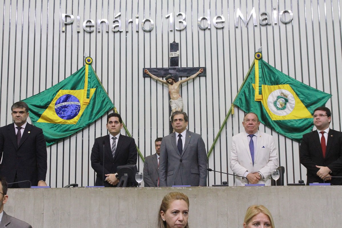 A Mesa Diretora da Assembleia Legislativa promulgou, nesta quinta-feira (17), a Emenda Constitucional que extingue o TCM. O texto, de autoria do deputado Heitor Férrer (PSB), entra em vigor a partir da publicação no Diário Oficial do Estado. Com a extinção do TCM, todos os servidores efetivos passam a integrar o quadro do Tribunal de Contas do Estado do Ceará (TCE), incluindo os procuradores e auditores que atuam perante os tribunais.  Os conselheiros do TCM serão postos em disponibilidade - com direito e percepção integral das remunerações. Os servidores inativos e pensionistas do TCM irão integrar o quadro de inativos do TCE