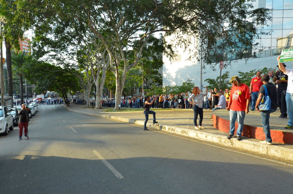 Abraço simbólico ocorreu em volta do edifício Julio Soares, sede da estatal, no bairro Santo Agostinho, em Belo Horizonte; o ato, que contou com a participação de cerca de duas mil pessoas, entre trabalhadores, parlamentares, sindicalistas, artistas e integrantes de movimentos sociais, foi uma demonstração da insatisfação com relação à postura do governo federal, que não abre mão em levar a leilão quatro usinas da empresa; leilões foram suspensos nesta segunda-feira 21 por decisão da Justiça