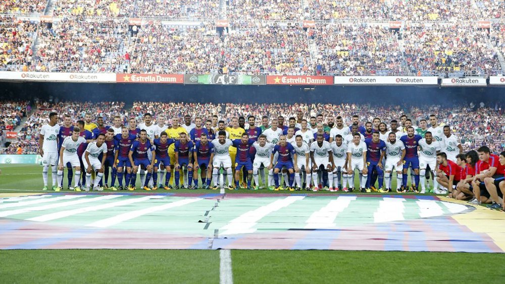O Barcelona não deu chances à Chapecoense na disputa do troféu Joan Gamper, disputado nesta segunda (7), em Barcelona; apesar do clima amistoso, o time espanhol fez 5 x 0 na equipe catarinense em jogo que homenageou os 71 mortos no acidente aéreo sofrido pela equipe brasileira em 29 de novembro de 2016 na Colômbia
