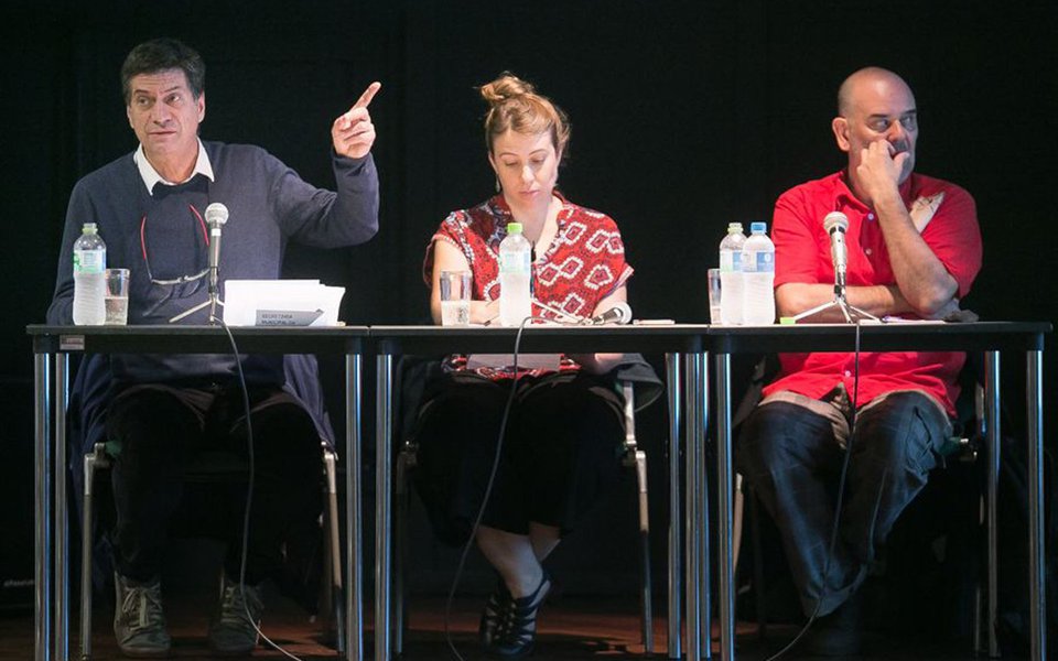 As ações adotadas pelo governo de Nelson Marchezan Jr. (PSDB) para a área da cultura, atrasos em pagamentos a artistas, um orçamento sem números definidos, parcerias público-privadas como única alternativa; esses foram alguns dos pontos discutidos no Conversas Cidadãs que colocou as políticas culturais em debate, no Instituto Goethe; o secretário municipal de Cultura Luciano Alabarse defendeu as parcerias público-privadas como única alternativa para realização de novas iniciativas; “Porto Alegre fica nervosa quando houve essas explicações. E não devia. Porque fora disso não há saída, fora disso é a decadência de todos os equipamentos”