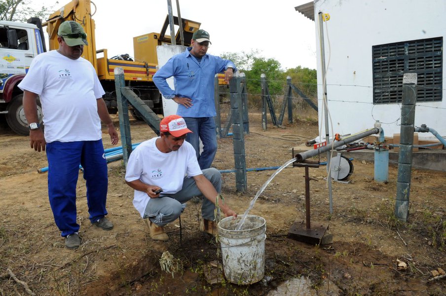 A Secretaria Estadual do Meio Ambiente (Sema) recebeu nesta terça-feira autorização do Ministério do Meio Ambiente para continuidade do Programa Água Doce na Bahia a 2ª etapa do programa está orçada em R$ 32,9 milhões; "A Bahia comemora a liberação deste investimento. É mais um resultado do esforço de gestão do governo Rui Costa", comemora o titular da Sema, Geraldo Reis; o Programa Água Doce transforma água salobra de poço em água potável da mais alta qualidade para o consumo humano, por meio da implantação de sistemas sustentáveis de dessalinização no semiárido, incentivando a autonomia das comunidades na gestão da água