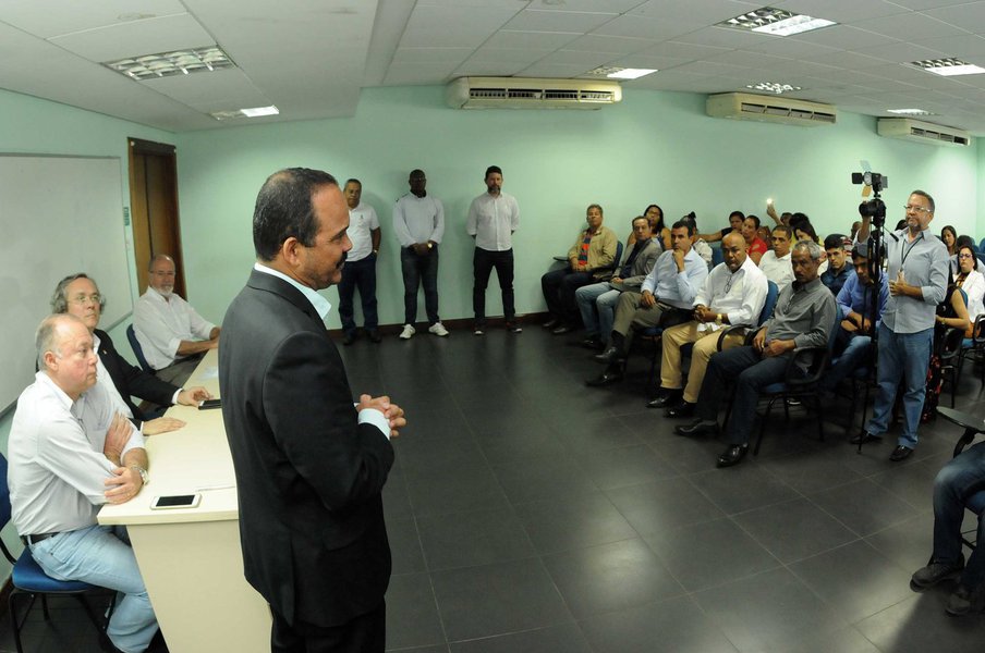 A Universidade Federal da Bahia (UFBA) vai inaugurar seu campus avançado em Camaçari em janeiro de 2018 para cursos de engenharia e tecnologia. Serão 400 vagas disponibilizadas no primeiro processo de seleção; o prefeito Antônio Elinaldo (DEM) recebeu o reitor da universidade, João Sales, nesta sexta (25) para uma reunião técnica seguida de visita à Cidade do Saber, local indicado pelo democrata para funcionar como campus provisório até a construção do definitivo em área do Ceped, na rodovia BA-512; "Esta é uma prioridade para a gente, e o que for preciso fazer para melhorar as estruturas nós vamos fazer, pois não podemos perder mais esse ano", disse o prefeito