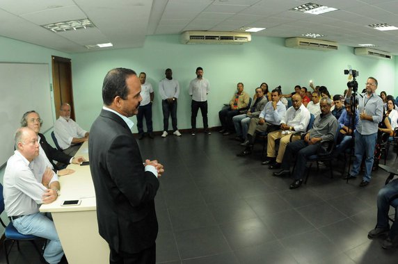 A Universidade Federal da Bahia (UFBA) vai inaugurar seu campus avançado em Camaçari em janeiro de 2018 para cursos de engenharia e tecnologia. Serão 400 vagas disponibilizadas no primeiro processo de seleção; o prefeito Antônio Elinaldo (DEM) recebeu o reitor da universidade, João Sales, nesta sexta (25) para uma reunião técnica seguida de visita à Cidade do Saber, local indicado pelo democrata para funcionar como campus provisório até a construção do definitivo em área do Ceped, na rodovia BA-512; "Esta é uma prioridade para a gente, e o que for preciso fazer para melhorar as estruturas nós vamos fazer, pois não podemos perder mais esse ano", disse o prefeito