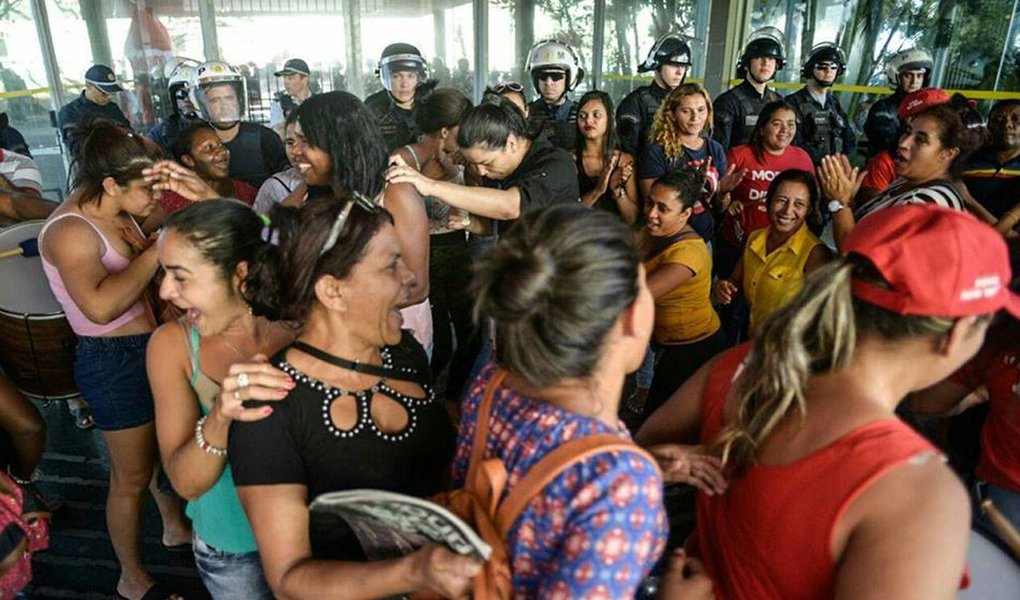 Militantes do Movimento dos Trabalhadores Sem Teto (MTST) promovem uma manifestação na portaria principal do Ministério da Fazenda, em Brasília contra o ajuste fiscal e pedem o fim do congelamento de recursos do Programa Minha Casa, Minha Vida; a mobilização faz parte do Dia de Lutas por Teto e Trabalho, que promove manifestações em 10 capitais brasileiras